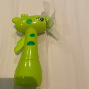 Desk fan/water spray